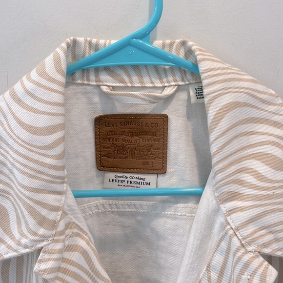 Levi's Premium Denim Shrunken Beige
Swirl Button Front Jacket - Picture 6 of 8